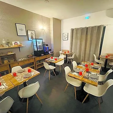 De La Loge Hotel